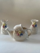 Konewka 2 wazony porcelana wypukłe kwiaty złocenie