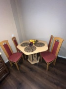 Stół rozkładany z krzesłami