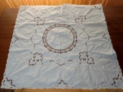 Ręcznie haftowany obrusik z koronką 80x78