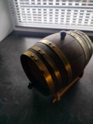 Beczka dębowa okuta mosiądzem