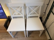 Białe drewniane krzesła