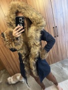 Granatowa parka zimowa z naturalnym futrem