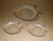 Szklane patera i 2 talerzyki w kształcie ryby. J.Drost. Ząbkowice.