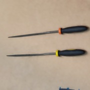 Pilniczki iglaczki  z lat osiemdziesiątych trójkątne w rączkach wyprzedaż  