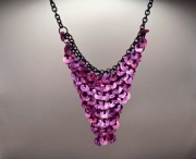 Elegancki naszyjnik z siateczki z fioletowymi cekinami. Stylowy.