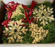 Zestaw 4 sztuk ręcznie wykonanych ozdób świątecznych z żywicy.