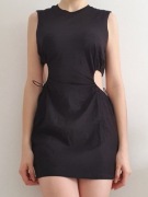 Czarna krótka sukienka mini bez rękawów z dziurami