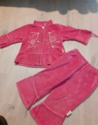 Różowy welurkowy dres z cyrkoniami 74