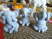 Trzy słonie kamienne ogrodowe