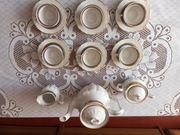 Porcelanowy serwis kawowy ze złoceniami i granatowym paskiem