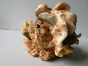 FIGURKA - KUDŁATY PIESEK W KAPELUSZU