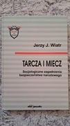 Książka Tarcza i miecz Jerzy Wiatr Socjologiczne zagadnienia bezpiecz narod