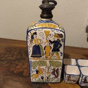 Stara, ręcznie malowana, ceramiczna butelka-kafka z miedzianym korkiem 