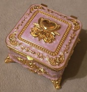 Piękna bogatozdobiona szkatułka metalowa włoska w kol.złota, emaliowana.