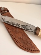 Nóż myśliwski z motywem DZIKA rękojeść rzeźbiona, pochwa skórzana