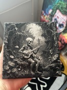 Obraz Wypalony na Płytce - Szkielet Grający na Gitarze, 15x15 cm