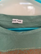 Fantastyczny zielona koszulka z złotą różą M/L