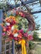 Wielkanocny wianek świąteczny na drzwi koło z brzozowych gałązek