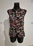 Kwiecista kamizelka zapinana na guziki