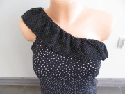 Letnia bluzka na jedno ramię w kropki, groszki z falbanką