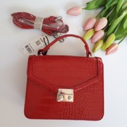 Mała torebka listonoszka czerwona do ręki pasek 