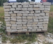 Kostka z piaskowca - kamień naturalny.
