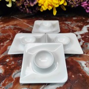Cztery kwadratowe porcelanowe podstawki do jajek