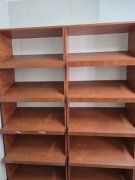 Drewniany regał sklepowy