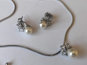 Posrebrzany komplet biżuterii z perłami – idealny wybór na każdą okazję!