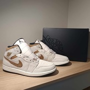 Air Jordan 1 Mid SE r. 45,5 (29,5 cm) Lt Orewood Brn/Metallic Gold