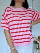 Różowy sweter w czerwone paski na krótki rękaw dziergany
