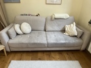 Beżowa rozkładana kanapa z pojemnikiem