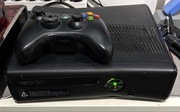 Xbox 360 slim 4 GB 2 pady 3 gry .