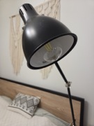 Czarna lampa podłogowa Ikea regulowana