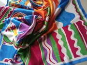 Jedwabna chusta z połyskiem papuga 78 cm 