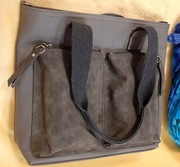 klasyczna szara torebka listonoszka 6 kieszeni.