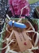 Naszyjnik na czarnym rzemyku zawieszka z  kamieńiem 