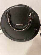 Okrągła torebka crossbody do ręki czarna Gernas
