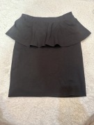 Czarna spódnica ołówkowa z baskinką monki mini elegancka