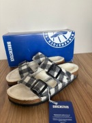 Klapki Birkenstock Arizona Rivet Shearling w czarno-białą kratę 38