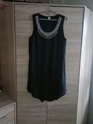 Czarna asymetryczna sukienka z ozdobnym dekoltem 