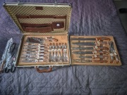 Zestaw kuchenny noże i sztućce Millerhaus w walizce na szyfr.