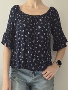 Zwiewna granatowa bluzka hiszpanka w kwiaty z falbaną baskinką