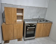 Meble kuchenne z piekarnikiem i zlewem.