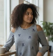 Szara bluzka cold shoulder - granatowy wzór z serduszkami M/L