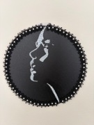 Obraz ręcznie wykonany – profil kobiety z perełek | 30 cm