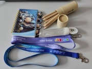 Zestaw drobiazgów: kredki, smycze, notes, bańki mydlane