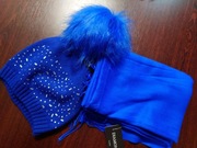 Czapka damska z ozdobami + szalik. Komplet szafirowy. 