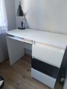 Białe biurko z jedną czarną szufladą 