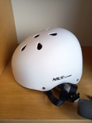biały kask freestyle'owy marki Nils Extreme